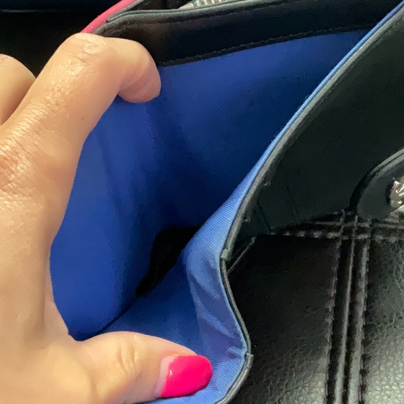 CHANEL COMPACT TRICOLOR WALLET. In excellent used condition - Picture 6 of 6